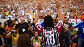 رسميًا.. رونالدينيو يؤكد عودته إلى فلومينينزي