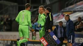 بالفيديو - مدرب يستبدل حارس مرماه المتألق بعد مرور دقيقتين فقط.. والسبب غريب !