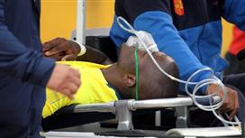 بالفيديو - مهاجم الإكوادور يدّعي الإصابة هرباً من الشرطة التي لاحقته في الملعب