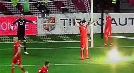 بالفيديو - الجماهير الرومانية تُصيب روبرت ليفاندوفسكي بـ«قذيفة نارية» أمس !!!