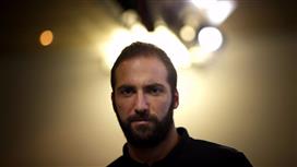 هيغواين يخضع لحراسة مشددة لـ 24 ساعة.. منذ أسبوعين!