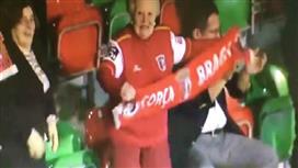 بالفيديو - حركة غير أخلاقية من مشجعة عجوز لسبورتنغ براغا البرتغالي!