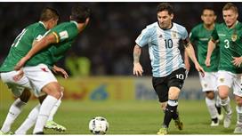 «قميص ميسي» يُشعل صراعاً بين 4 من لاعبي بوليفا!