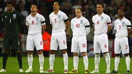 هودجسون يستشير بمدافع إنجلترا السابق لحل المشاكل الدفاعية!