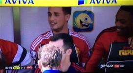 بالفيديو- دكّة اليونايتد تنفجر ضحكاً على يانوزاي بعد أن أعاده فان جال إلى الدكة مرتين !!