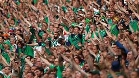 بالفيديو - جماهير ايرلندا تلقن جماهير انجلترا وروسيا درساً في التشجيع