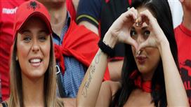 جميلتا ألبانيا خطفتا قلوب المشجعين.. وهذه قصة شهرتهما