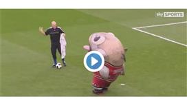 بالفيديو - «تميمة سمكة» تبتلع مدرب حراس مرمى.. وتخرجه عارياً !!