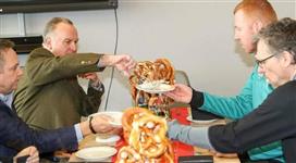 نادي إنغلوشتات: نشكر بايرن ميونيخ على وفائه بوعده بشأن «النقانق» إثر فوزنا على لايبزيغ !