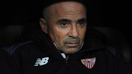 إشبيلية يقطع الطريق على برشلونة ويُمدد عقد سامباولي حتى عام 2019