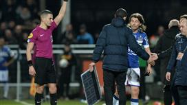 بالفيديو - قائد باستيا الفرنسي يُسقط لوحة التبديلات من يد الحكم الرابع ويتلقى بطاقة حمراء