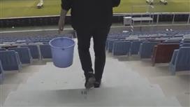 بالفيديو - ماذا فعل هذا المشجع التركي حتى عوقب بتنظيف كل مقاعد الملعب ؟