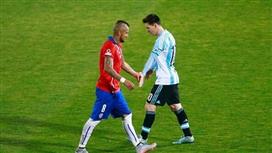 فيدال منزعج من إلغاء عقوبة ميسي: يجب المساواة في العقوبات بين الجميع