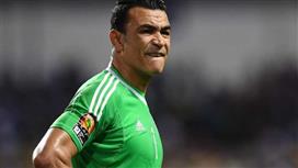 نادي التعاون السعودي يفاوض الحارس المصري عصام الحضري