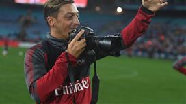 أوزيل يضع اسمه في الكتاب الأبيض لجماهير آرسنال