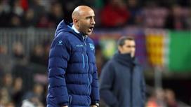 مدرب ألافيس بعد مباراة برشلونة : لا حظ لنا مع الحكام