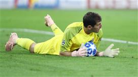 كاسياس يرمي الكرة في ملعب إنريكي