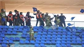 بالصور.. الملعب الكبير في مراكش يتحول لحلبة مصارعة والسلطات المغربية تفرض العقوبات