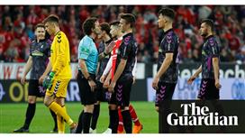 حادثة فريدة من نوعها في البوندزليجا .. "حكم الفيديو" يعيد اللاعبين من غرف الملابس