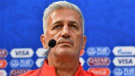 مدرب سويسرا يدافع عن لاعبيه بعد عقوبات الفيفا