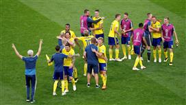 مدرب السويد يشيد بأحفاد الفايكنج، والقائد يرد على الانتقادات