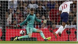 مورينيو يدافع عن دي خيا في وجه الصحافة